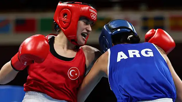 Milli boksör Esra Yıldız çeyrek finalde
