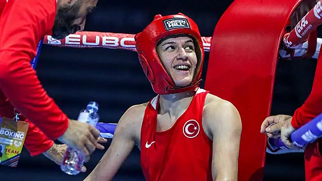 Milli boksör Hatice Akbaş, ilk turda Büyük Britanyalı Charley Davison'u mağlup etti
