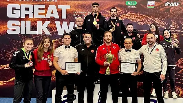 Milli boksörler Azerbaycan'dan madalyalarla döndü
