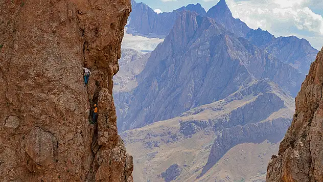Milli dağcılar Fındık ve Aktuyun, Hakkari'de 'Cafer Kulesi'ne tırmandı