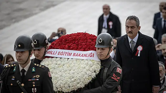 Milli Eğitim Bakanı Özer ve 81 ilden gelen öğretmenler Anıtkabir'i ziyaret etti
