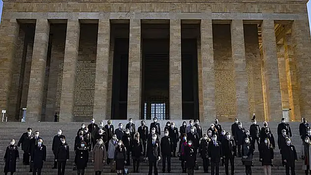 Milli Eğitim Bakanı Selçuk, 81 ilden gelen öğretmenlerle Anıtkabir'i ziyaret etti
