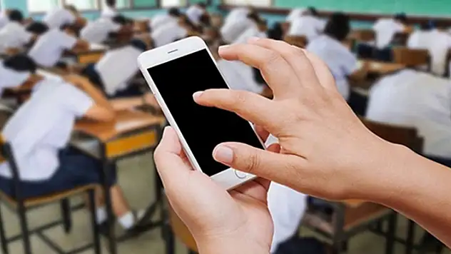Milli Eğitim Bakanı Tekin'den cep telefonu açıklaması: Öğretmen de öğrenci de...
