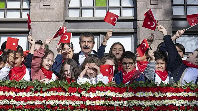 Milli Eğitim Bakanı Tekin, öğrencilerle Birinci Meclis'i ziyaret etti
