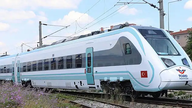 Milli elektrikli trenin üçüncü seti de raylara çıktı
