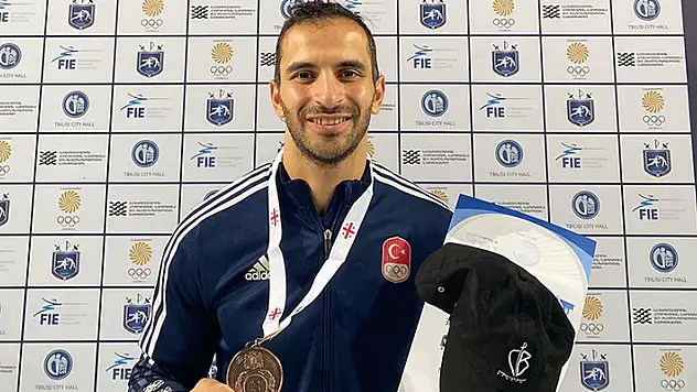 Milli eskrimci Enver Yıldırım, Tiflis'te bronz madalya kazandı
