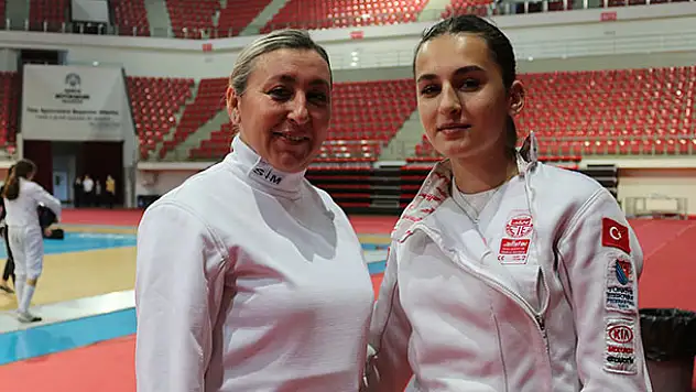 Milli eskrimci kızından etkilenen fizik öğretmeni anne aynı spora başladı