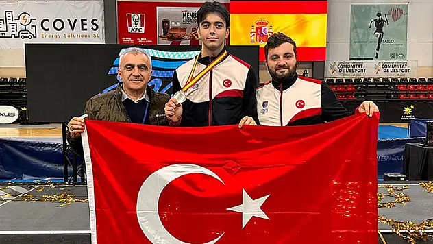 Milli eskrimci Toprak Altınçekiç, İspanya'da gümüş madalya aldı
