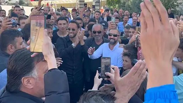 Milli futbolcu Hakan Çalhanoğlu'na memleketi Bayburt'ta coşkulu karşılama