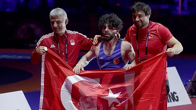 Milli güreşçi Adem Burak Uzun, Avrupa Şampiyonası'nda altın madalya kazandı
