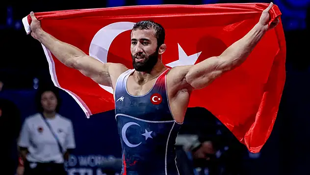 Milli güreşçi Burhan Akbudak dünya şampiyonu oldu
