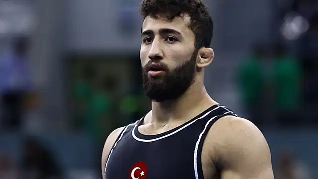 Milli güreşçi Burhan Akbudak'tan gümüş madalya
