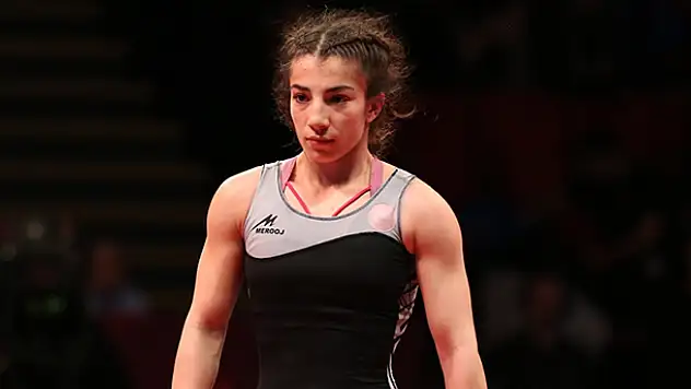 Milli güreşçi Evin Demirhan'dan Budapeşte'de gümüş madalya