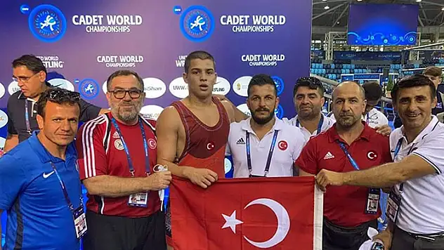 Milli güreşçi Rıfat Eren Gıdak yıldızlarda dünya şampiyonu oldu
