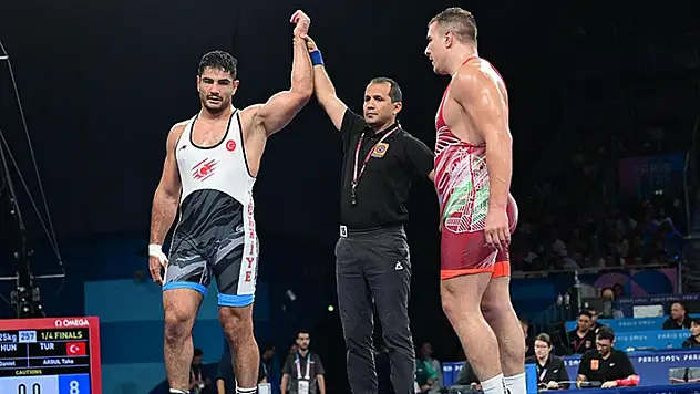 Milli güreşçi Taha Akgül yarı finale yükseldi
