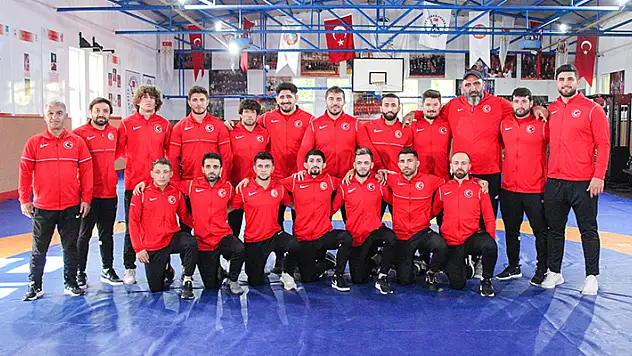 Milli güreşçiler dördüncü oldu