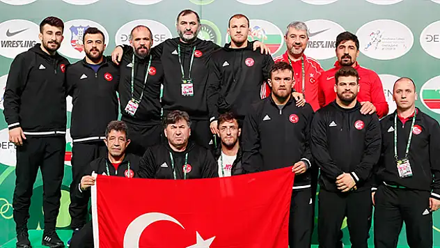 Milli güreşçiler dünya ikincisi