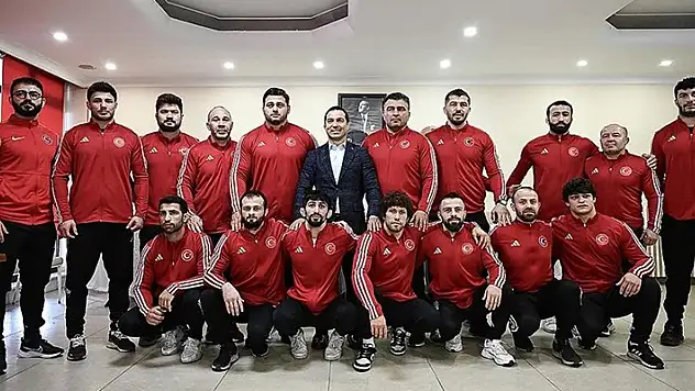 Milli güreşçiler, olimpiyat kotası için Bakü'de mindere çıkacak
