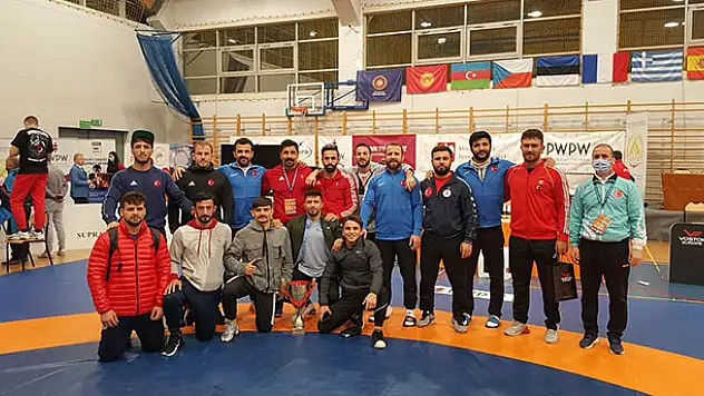 Milli güreşçiler şampiyon
