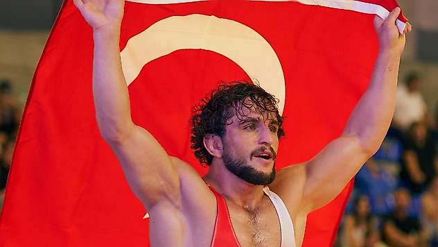 Milli güreşçiler tarih yazdı