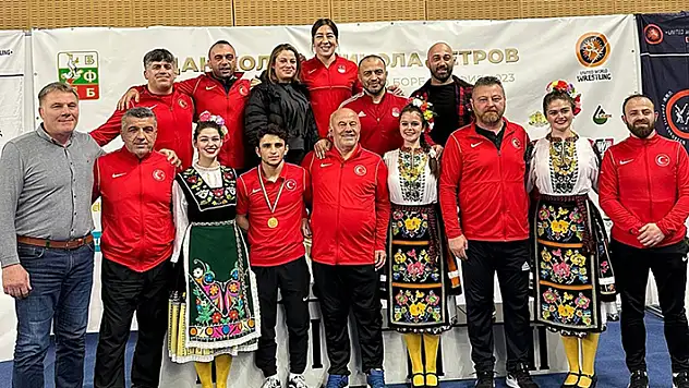 Milli güreşçiler Yasemin Adar ve Ahmet Duman, Bulgaristan'da şampiyon oldu
