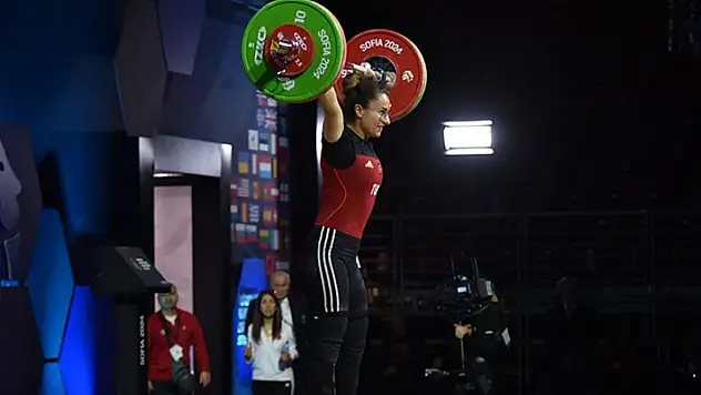 Milli halterci Aysel Özkan'dan Avrupa Şampiyonası'nda bronz madalya

