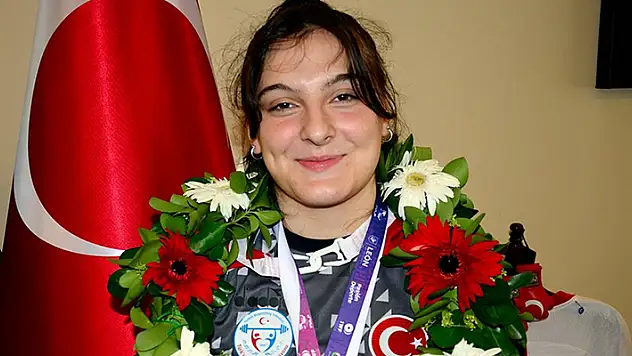 Milli halterci Burcu İldem, Yıldızlar Dünya Şampiyonası'nda 3 madalya kazandı
