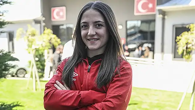 Milli halterci Cansu Bektaş, gençlerde dünya şampiyonu oldu
