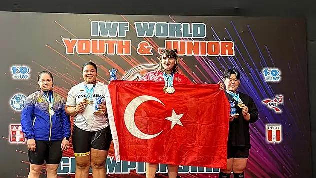Milli halterci Fatmagül Çevik, dünya şampiyonu