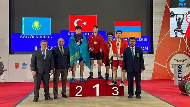 Milli halterci Kerem Kurnaz, dünya şampiyonu oldu

