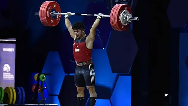 Milli halterci Muhammed Furkan Özbek, Paris 2024 kotası aldı
