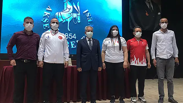 Milli halterci Nuran Yalçın, Akşehir Belediyesince altınla ödüllendirildi
