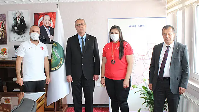 Milli halterci Nuran Yalçın, Yunak Belediyesi'nce altınla ödüllendirildi
