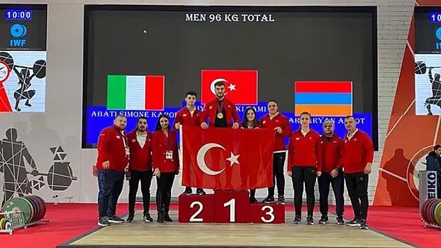 Milli halterci Sami Baki, yıldızlarda dünya şampiyonu oldu
