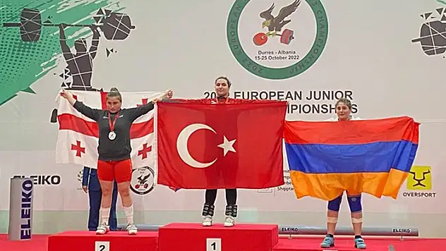 Milli halterci Sara Yenigün, üç altın madalya kazanarak Avrupa şampiyonu oldu
