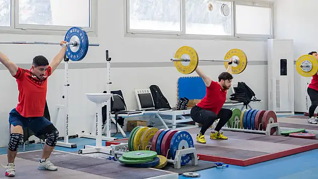 Milli halterciler rekor peşinde