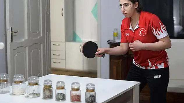 Milli masa tenisçi yemek masasında antrenmanla form tutuyor