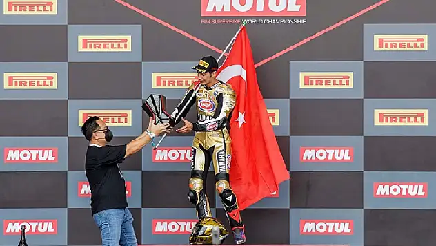 Milli motosikletçi Toprak Razgatlıoğlu, dünya şampiyonu oldu
