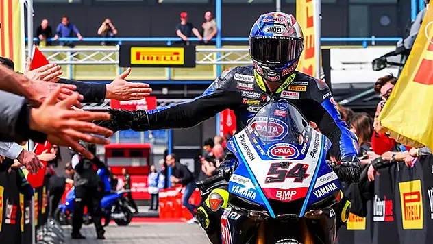Milli motosikletçi Toprak Razgatlıoğlu, İngiltere'de superpole yarışında birinci oldu
