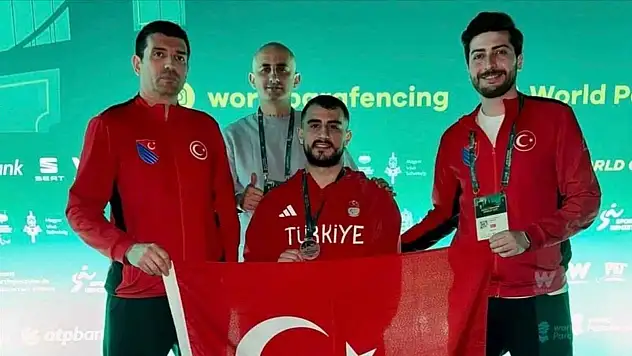 Milli para eskrimci Hakan Akkaya, Dünya Kupası'nda gümüş madalya aldı