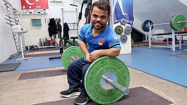 Milli para halterci Abdullah Kayapınar'dan Dünya Kupası'nda gümüş madalya
