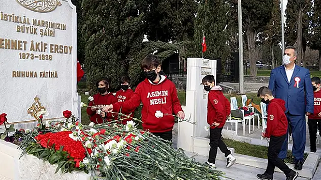 Milli şair Mehmet Akif Ersoy, kabri başında anıldı