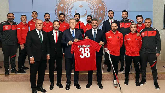 Milli Savunma Bakanı Akar, Ampute Futbol Milli Takımı'nı kabul etti
