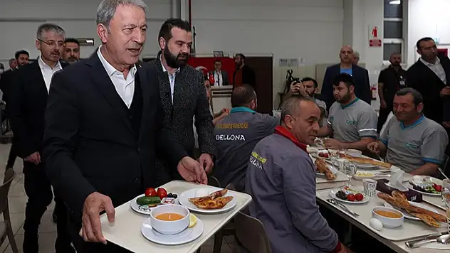 Milli Savunma Bakanı Akar işçilerle sahur yaptı
