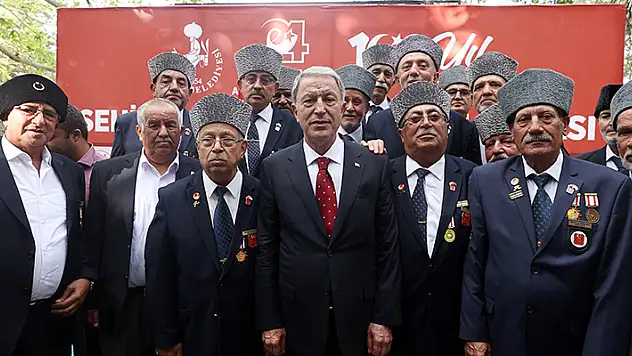 Milli Savunma Bakanı Akar, Konya'da şehit aileleri ve gazilerle bir araya geldi:
