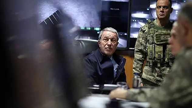Milli Savunma Bakanı Akar Suriye sınırında