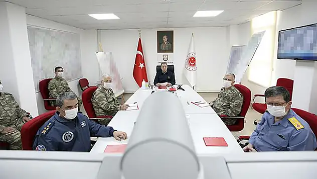 Milli Savunma Bakanı Akar ve TSK'nın komuta kademesinden sınır hattında bayram
