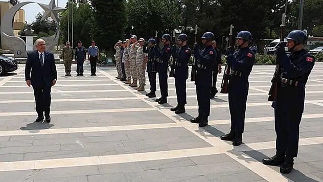 Milli Savunma Bakanı Güler ve komuta kademesinden Mehmetçik'e bayram ziyareti
