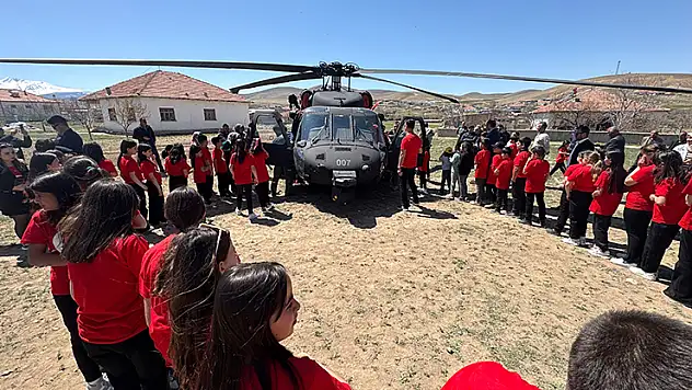 Milli Savunma Bakanlığı, Konyalı öğrencilerin helikopter görme hayalini gerçeğe dönüştürdü