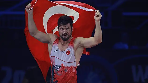 Milli sporcu Ali Cengiz, Dünya Güreş Şampiyonası'nda altın madalya kazandı
